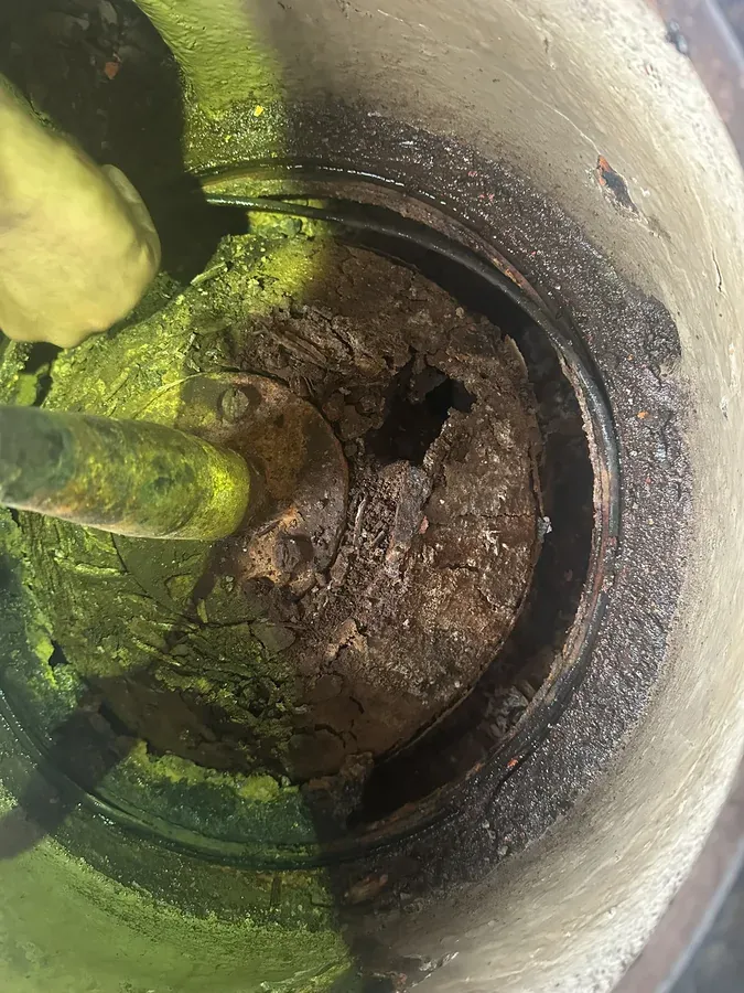 Corroded parts on vertical shaft before repair
